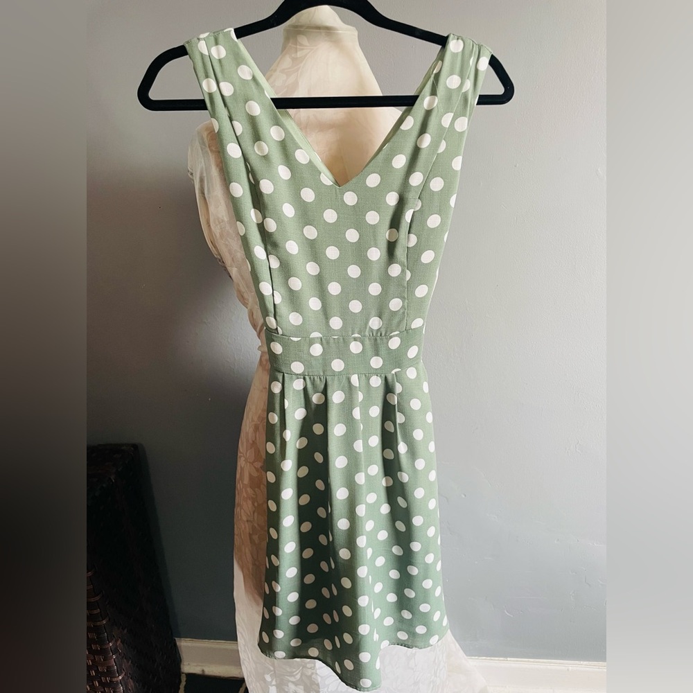 Suzy Shier Green Sleeveless V-Neck Sundress with polka dots